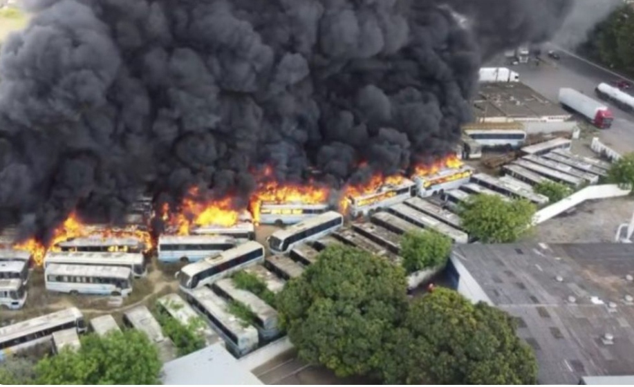 85 ônibus da Novo Horizonte são destruídos por incêndio