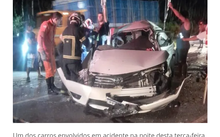 Duas pessoas morrem após acidente entre carros e ônibus no extremo sul da Bahia