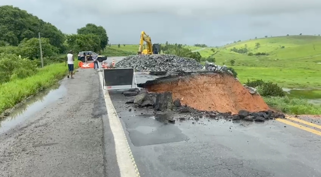 Br 101 continua interditada entre os municípios de Itapebi e Itagimirim, no extremo sul do estado