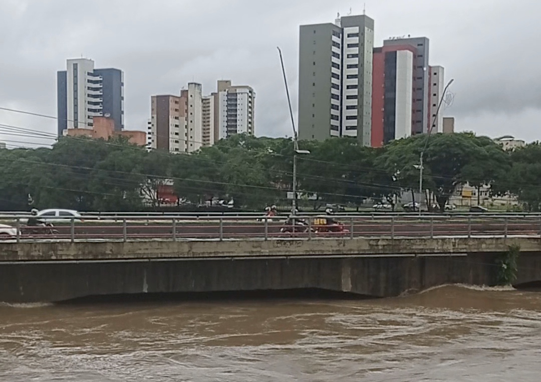 Prefeitura mantém equipes de plantão e monitora pontos críticos de alagamentos em Itabuna