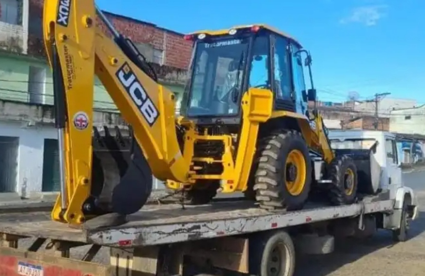 URUÇUCA: PREFEITURA ADQUIRE RETROESCAVADEIRA E MOTOCICLETAS COM RECURSOS PRÓPRIO