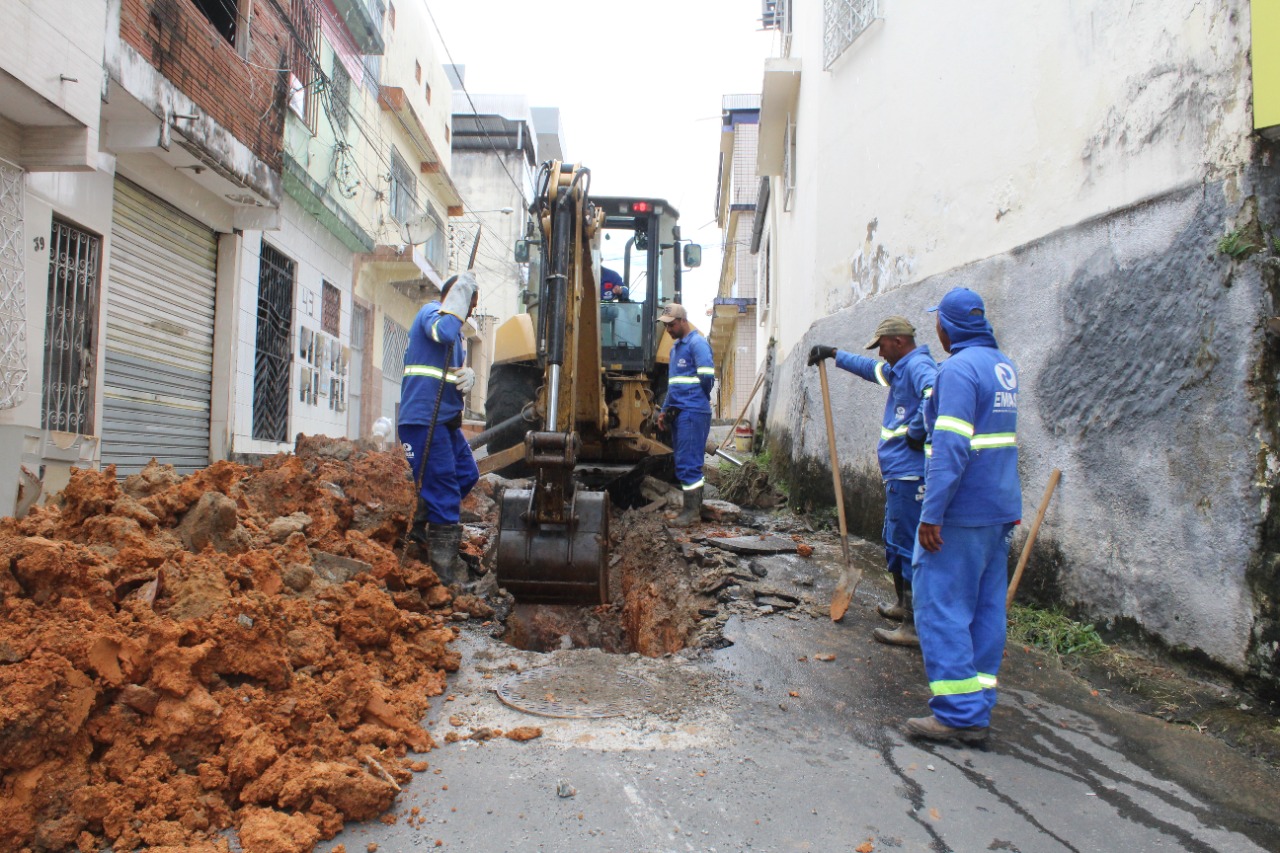 Emasa substitui por canos de PVC tubulações antigas de cerâmica na rede de esgoto