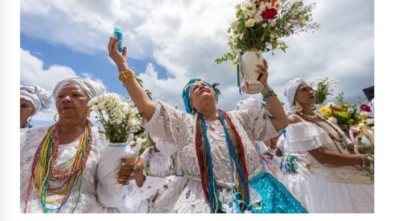 Lavagem do Bonfim é retomada após dois anos sem festejos de rua