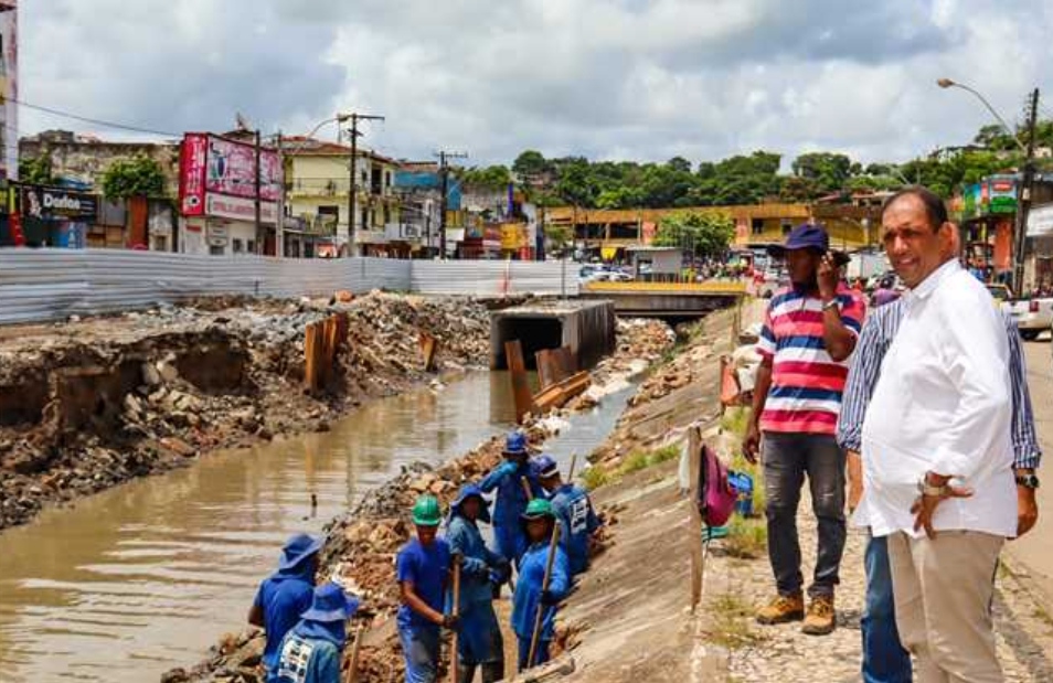 Prefeito vistoria obra do Canal do Malhado e destaca importância do investimento para Ilhéus