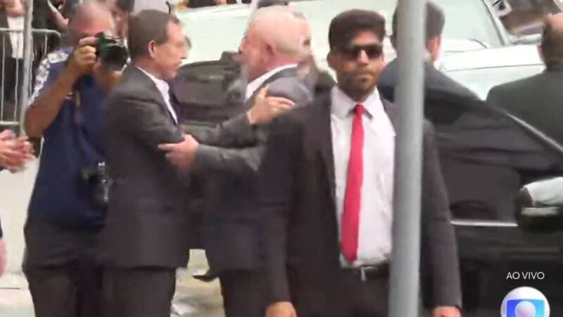 Lula chega à Vila Belmiro para o velório de Pelé