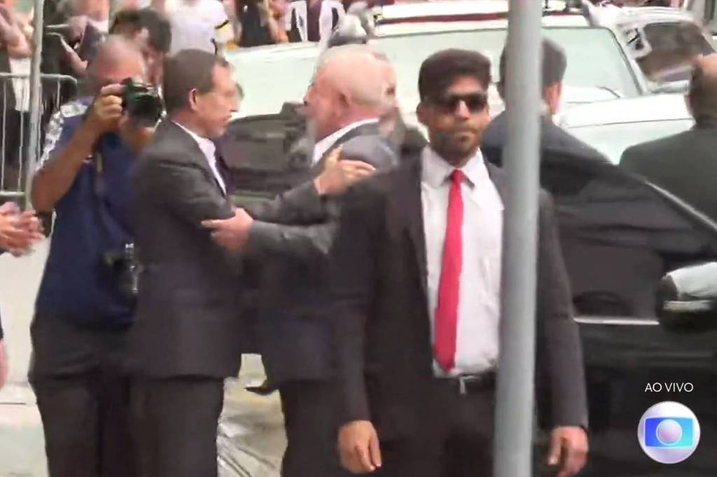 Lula chega à Vila Belmiro para o velório de Pelé