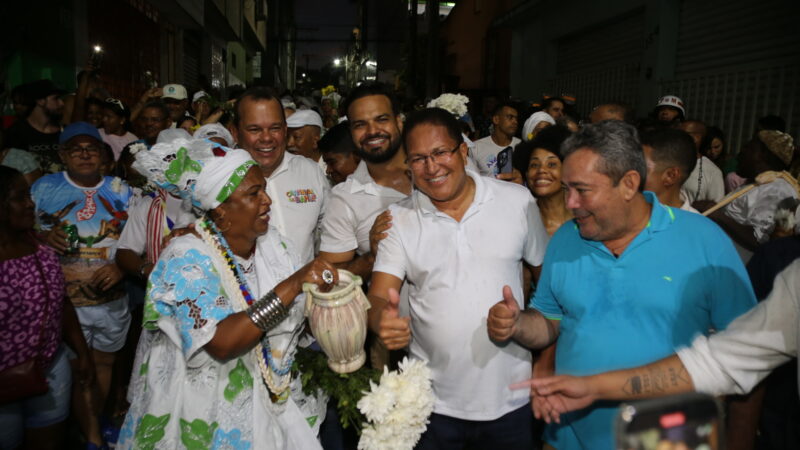 AO LADO DAS BAIANAS E BLOCOS AFROS PREFEITO DE ITABUNA, NO SUL DA BAHIA, FAZ A TRADICIONAL LAVAGEM DO BECO COM ÁGUA DE CHEIRO E MUITO AXÉ