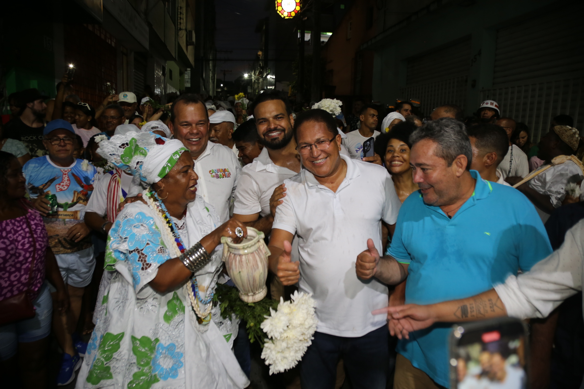 AO LADO DAS BAIANAS E BLOCOS AFROS PREFEITO DE ITABUNA, NO SUL DA BAHIA, FAZ A TRADICIONAL LAVAGEM DO BECO COM ÁGUA DE CHEIRO E MUITO AXÉ