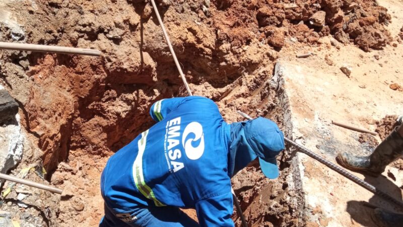 Emasa desobstrui rede de água no alto do Pontalzinho