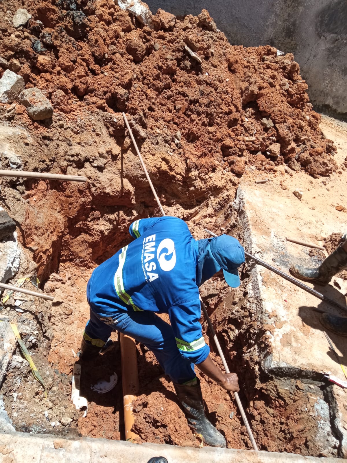 Emasa desobstrui rede de água no alto do Pontalzinho
