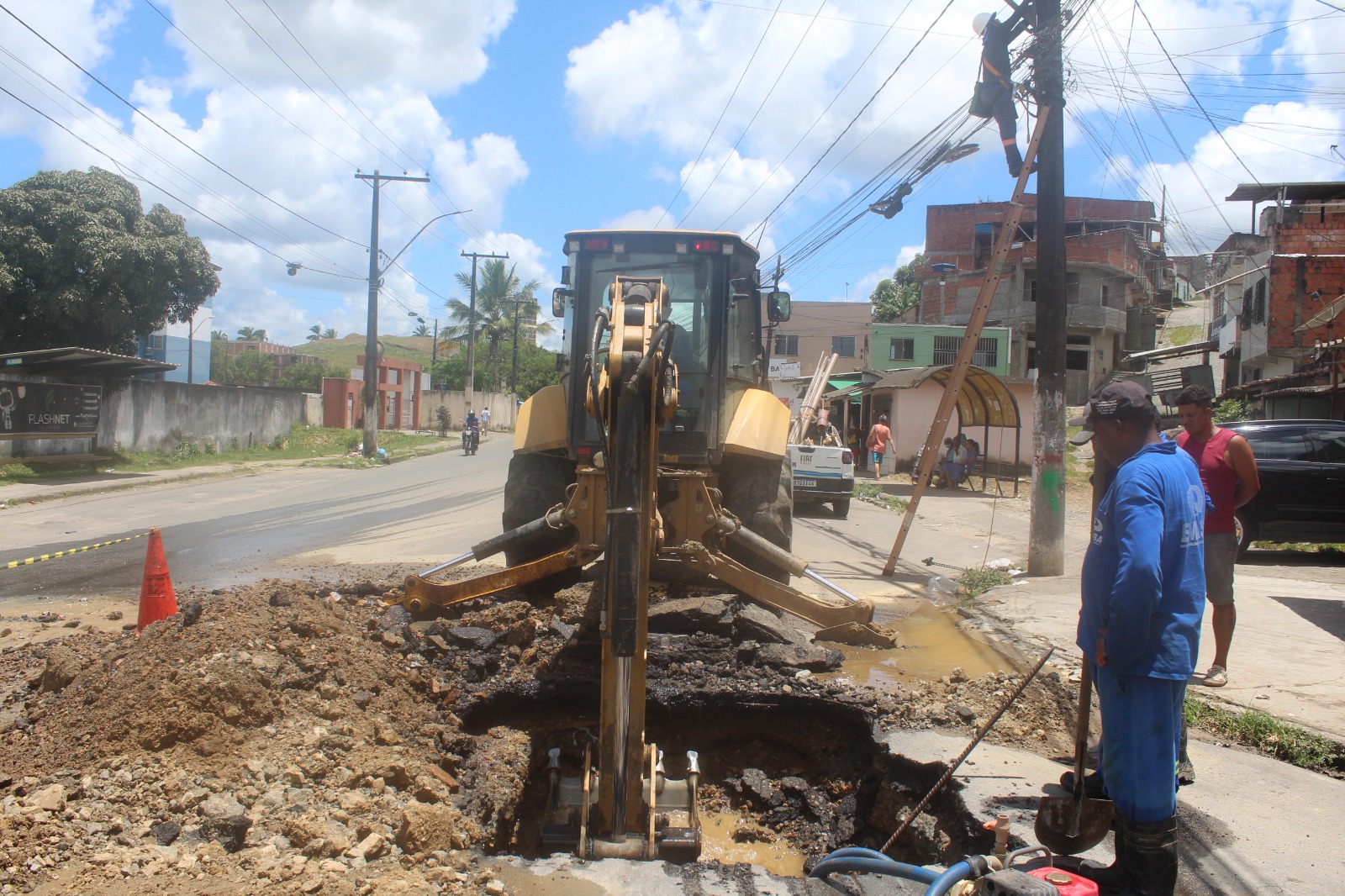 Quebra de adutora de 150 milímetros vai atrasar a retomada do fornecimento de água no Condomínio Aurora e parte dos bairros São Pedro e Pedro Jerônimo