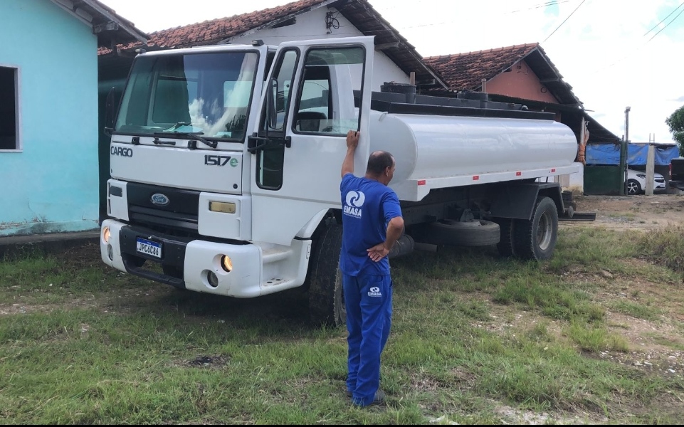 Carros-pipa da Emasa reforçam a distribuição de água enquanto a ETA passa por manutenção