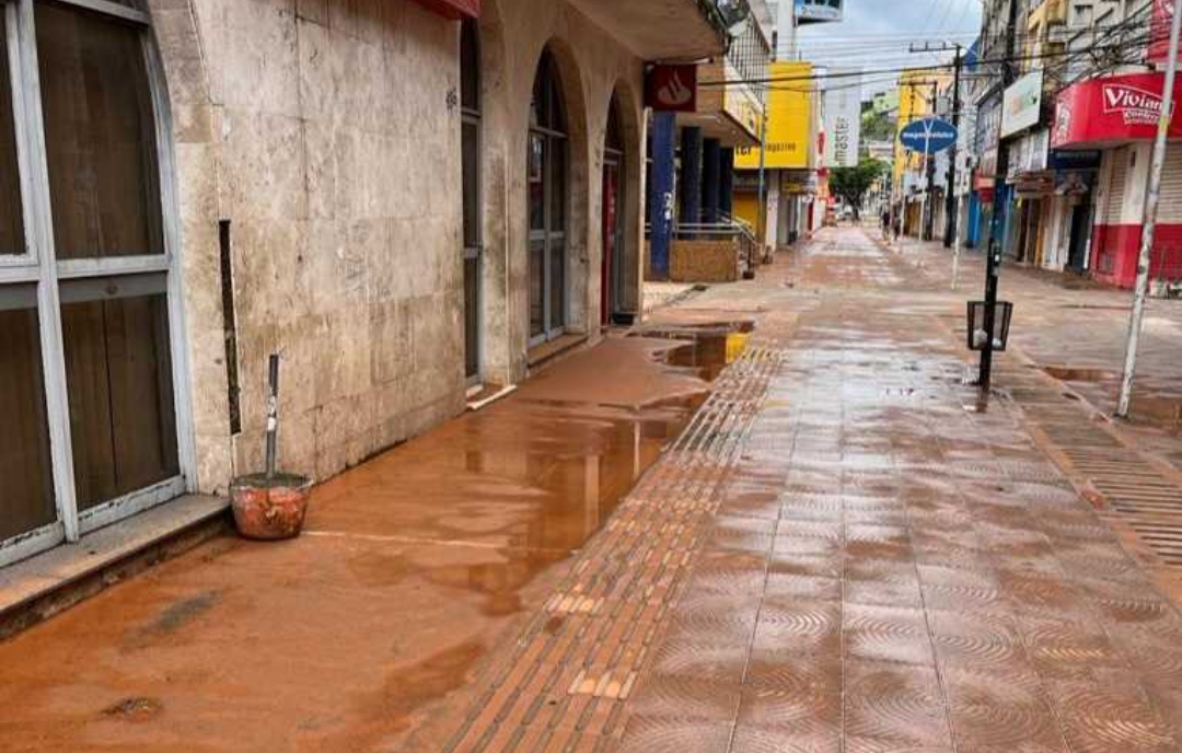 Prefeitura de Ilhéus orienta comerciantes sobre relatório de danos causados pelas chuvas