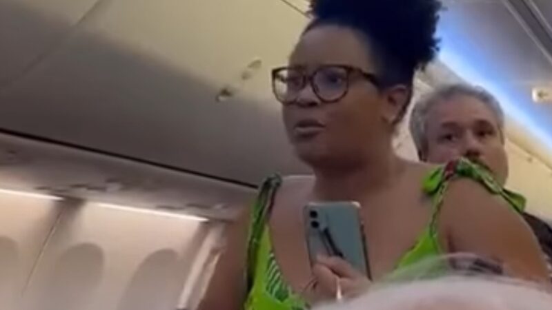 Passageira expulsa de um voo pode ter sido vítima do Feminismo Negro