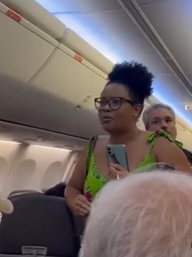 Passageira expulsa de um voo pode ter sido vítima do Feminismo Negro