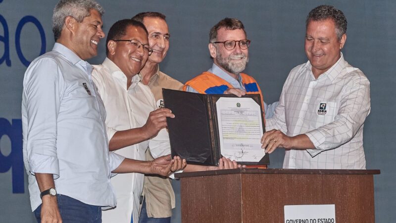 Prefeito Augusto Castro,  ministros Waldez Góes e Rui Costa e governador Jerônimo assina ordens de serviço unidades habitacionais