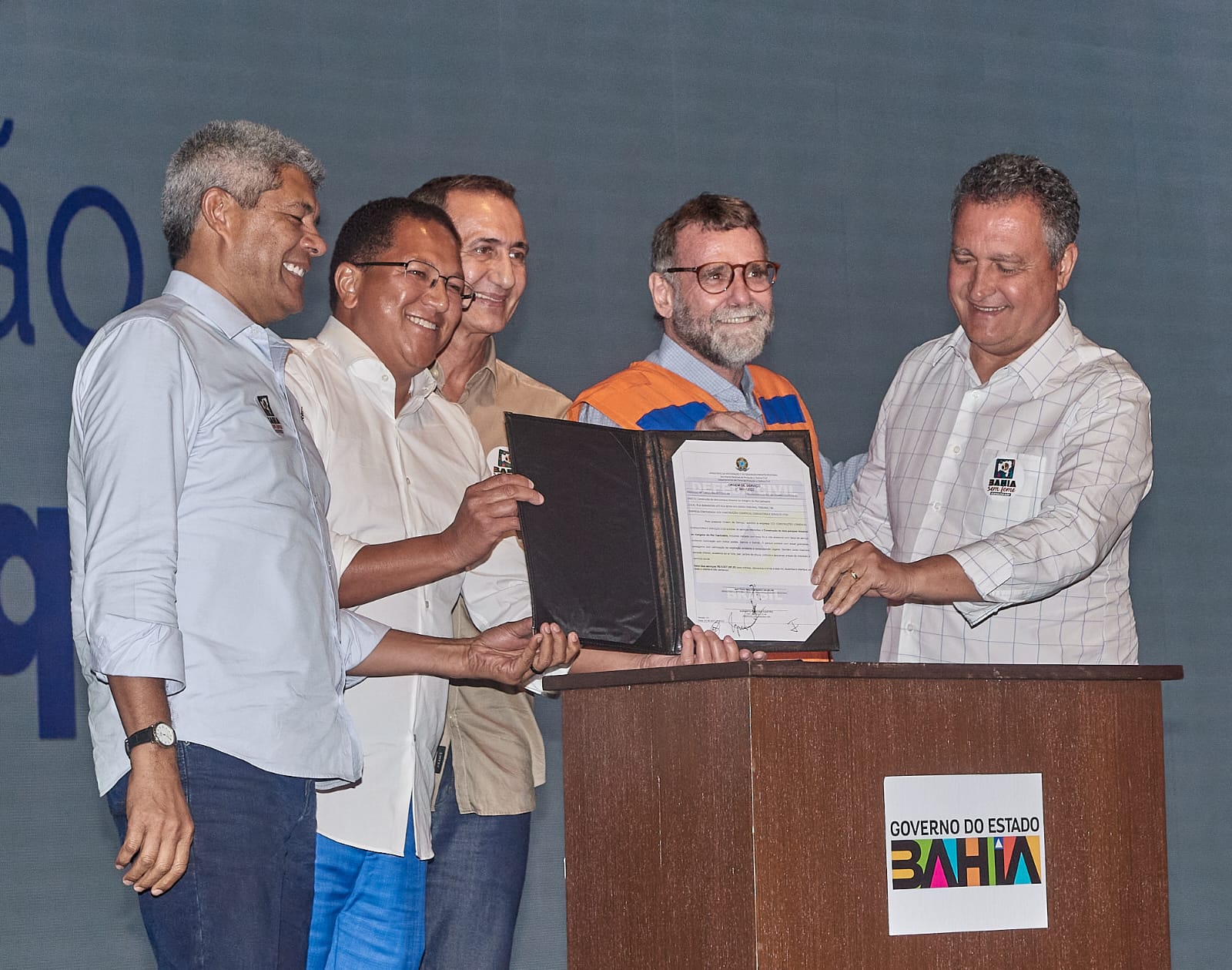 Prefeito Augusto Castro,  ministros Waldez Góes e Rui Costa e governador Jerônimo assina ordens de serviço unidades habitacionais