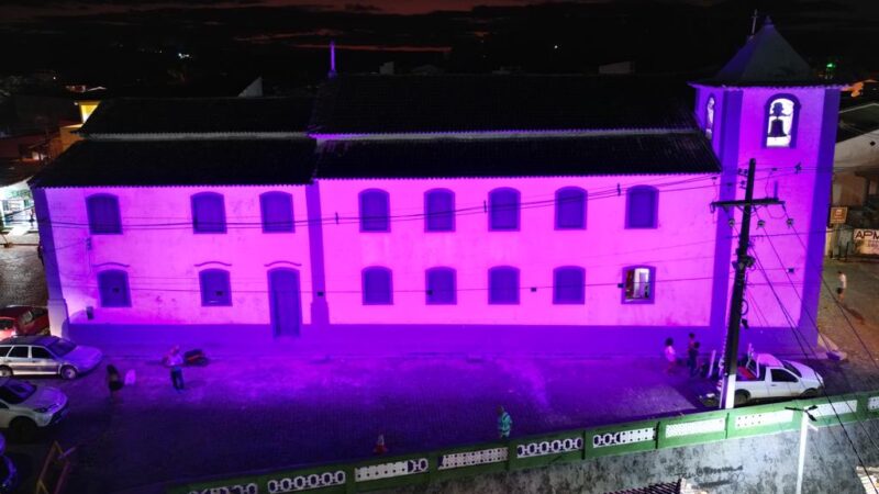 PREFEITURA DE ITACARÉ- Prédios públicos e Igreja Matriz São Miguel Arcanjo ganham iluminação roxa em referência à Campanha Nacional da Adoção