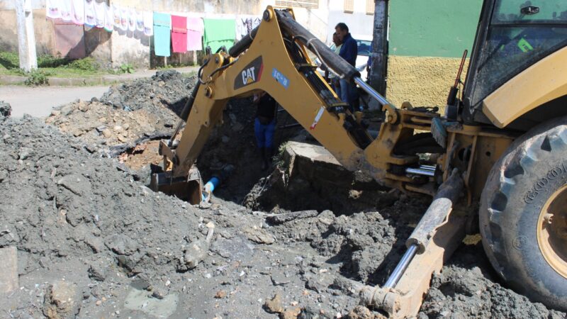 EMASA recupera rede que rompeu no Bairro Daniel Gomes