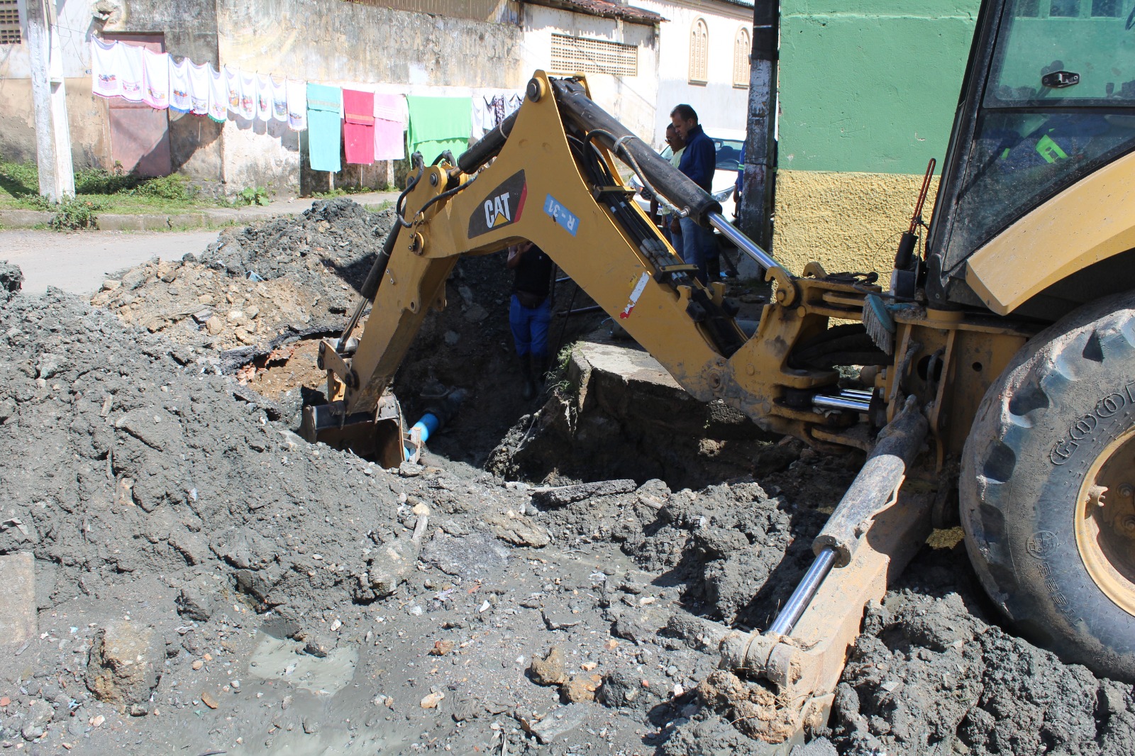 EMASA recupera rede que rompeu no Bairro Daniel Gomes