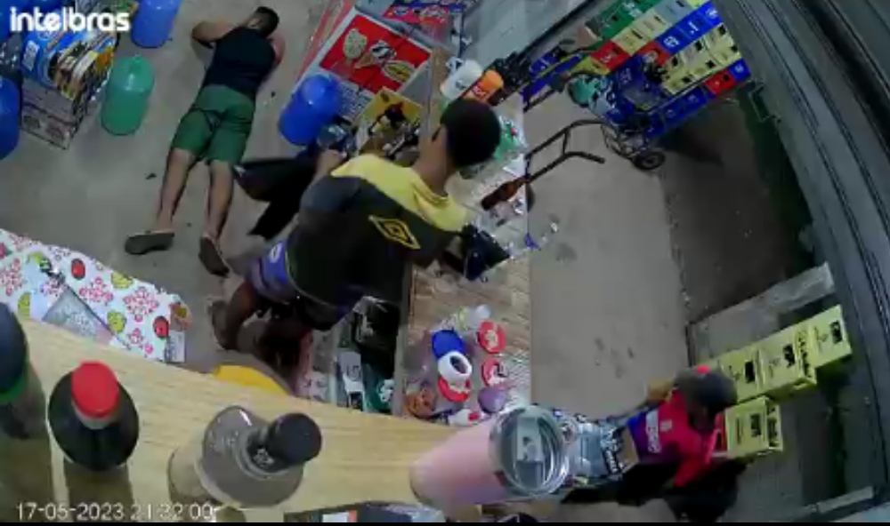 Câmeras de segurança flagram assalto na Vila Juerana em Ilhéus