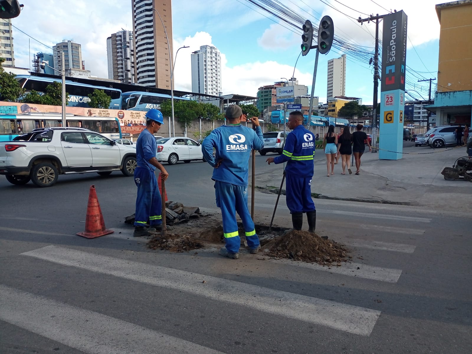 EMASA monta força-tarefa para realizar o nivelamento dos poços de visita da rede de esgotamento sanitário