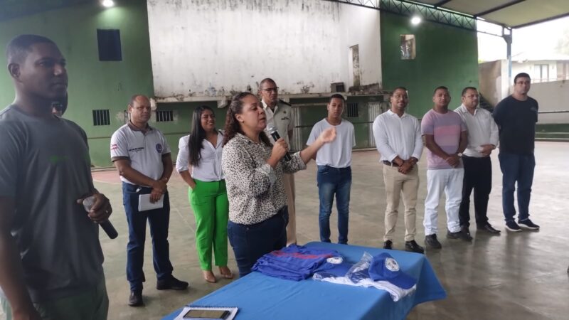 Prefeitura de Itacaré realiza entrega de fardamentos aos alunos do Colégio Dr Manoel Castro/Vetor Militar