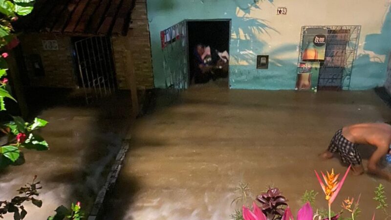 Adutora de 300 milímetros rompe no Bairro São Roque e água invade quatro casas