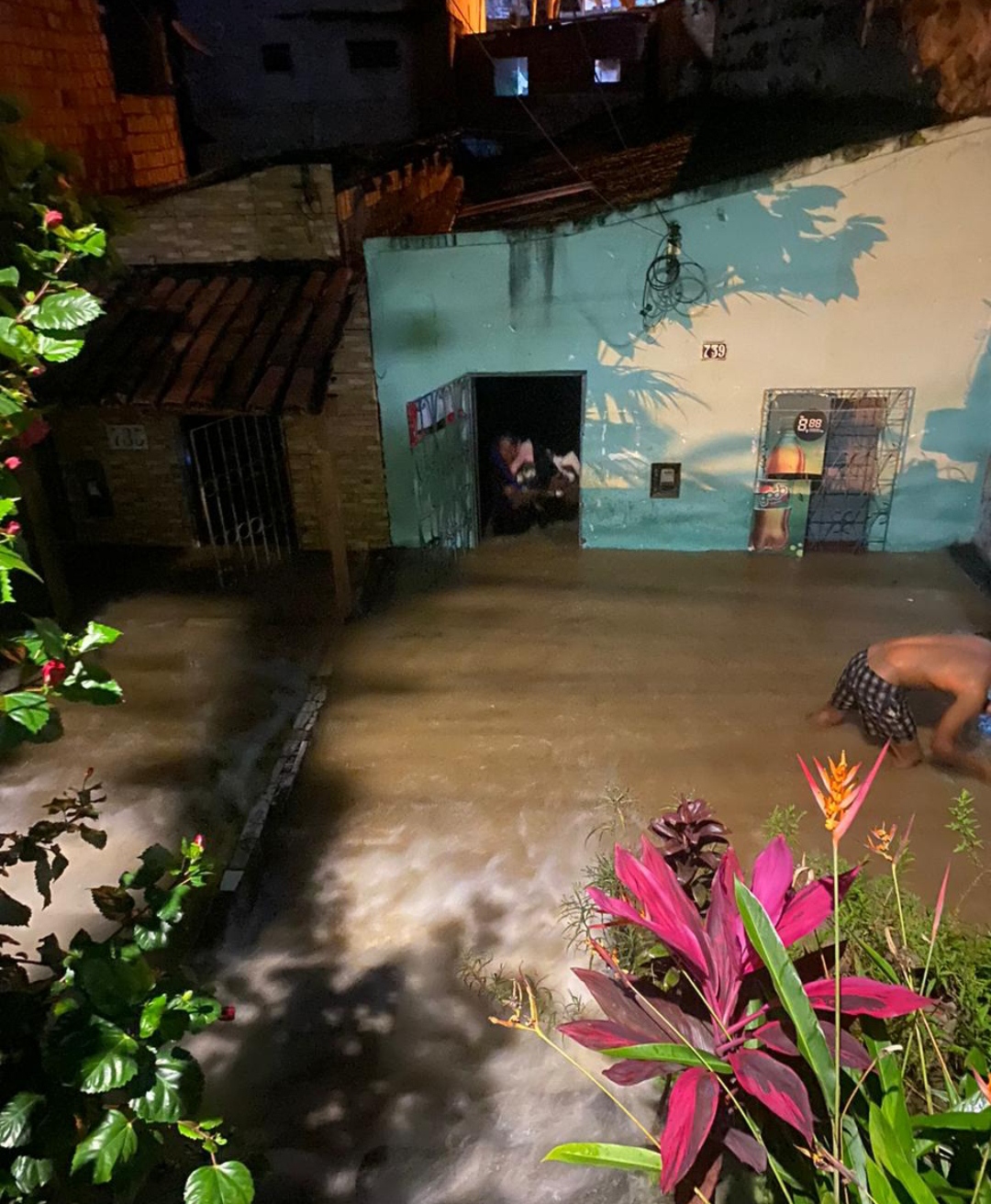 Adutora de 300 milímetros rompe no Bairro São Roque e água invade quatro casas