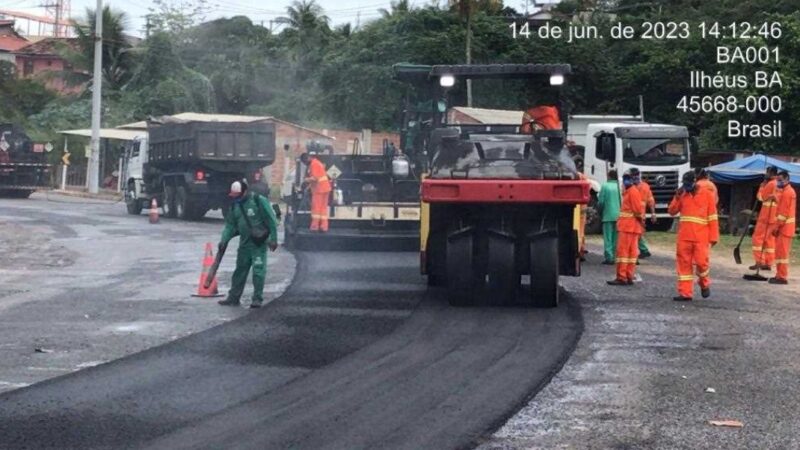 Trecho da BA-001, em Olivença, recebe serviços de recapeamento asfáltico e sinalização viária