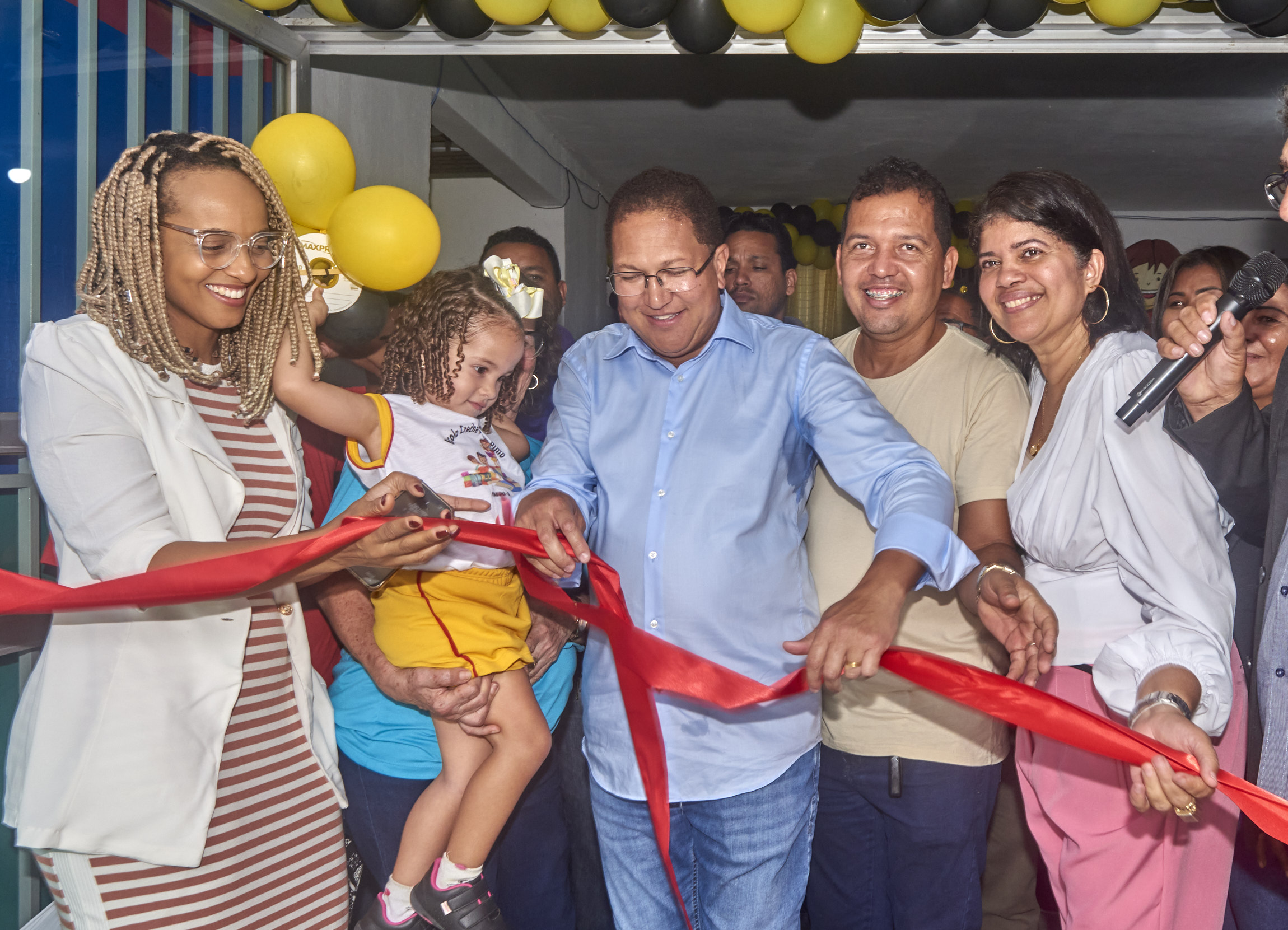 Escola-Creche Otaciana Pinto entregue em festa pelo prefeito Augusto Castro
