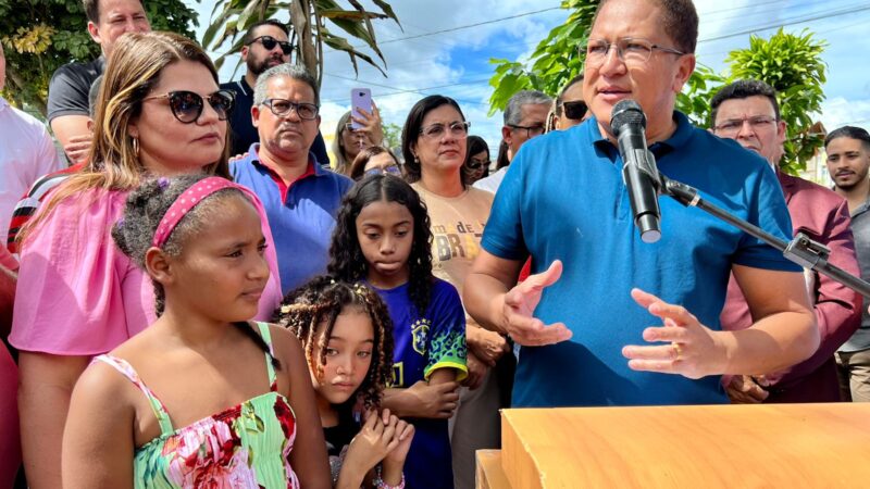 Moradores e estudantes de Ferradas em festa na reinauguração da Escola Brasília Baraúna