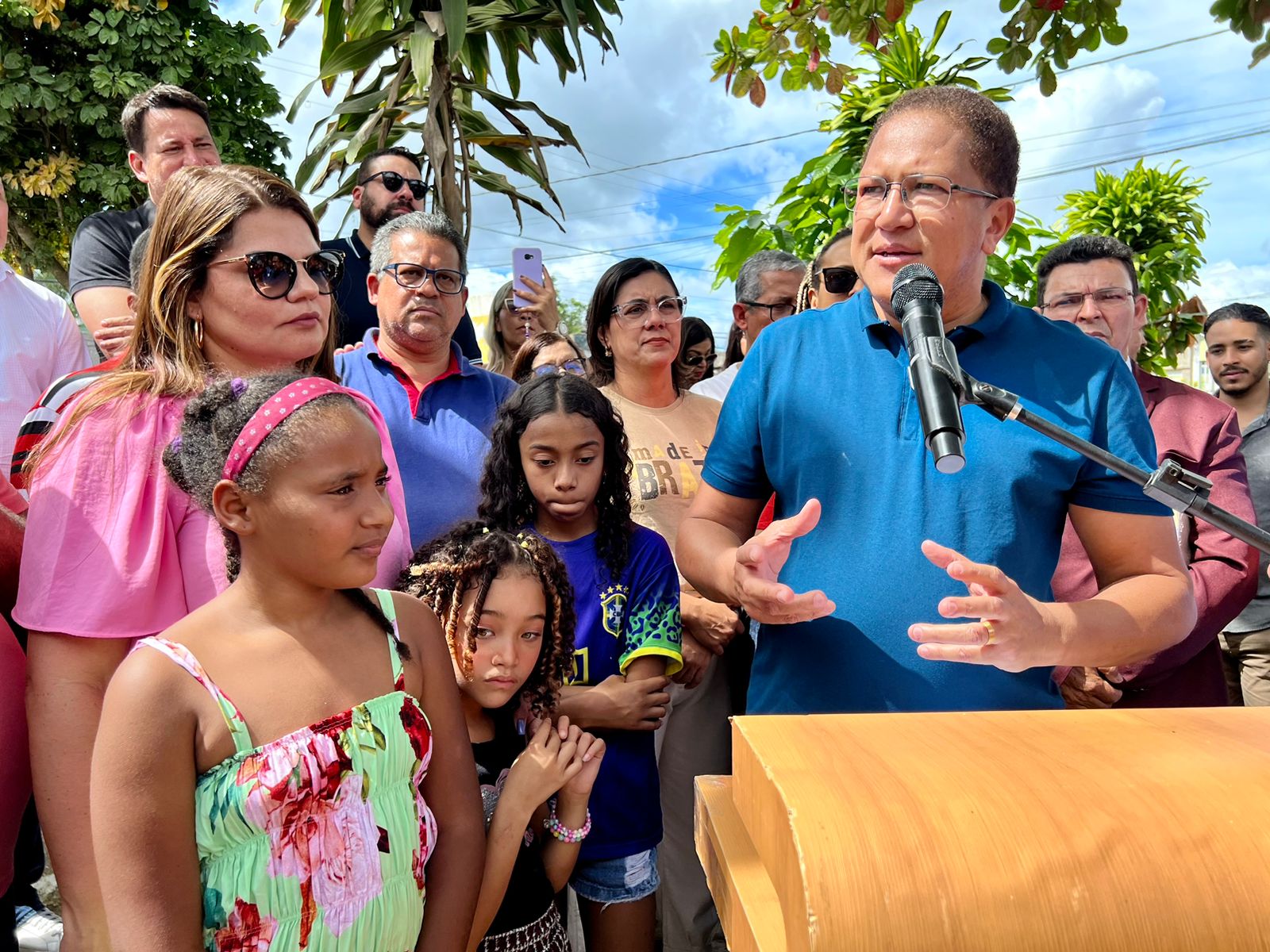 Moradores e estudantes de Ferradas em festa na reinauguração da Escola Brasília Baraúna