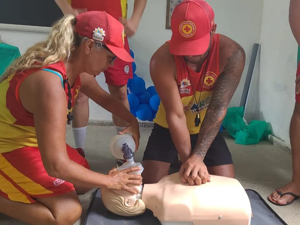 Salva-vidas de Itacaré recebem atualização em salvamento aquático e atendimento pré-hospitalar