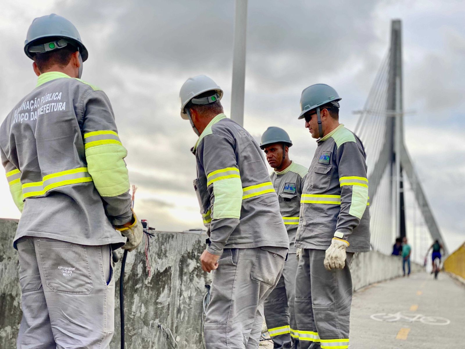 Ponte Jorge Amado recebe manutenção na rede elétrica