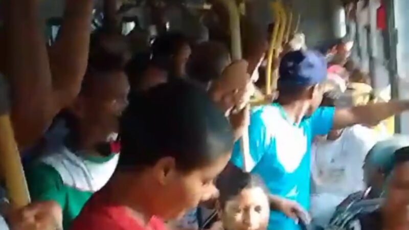 Passageiros registram superlotação em ônibus de transporte coletivo de Ilhéus, sul da Bahia