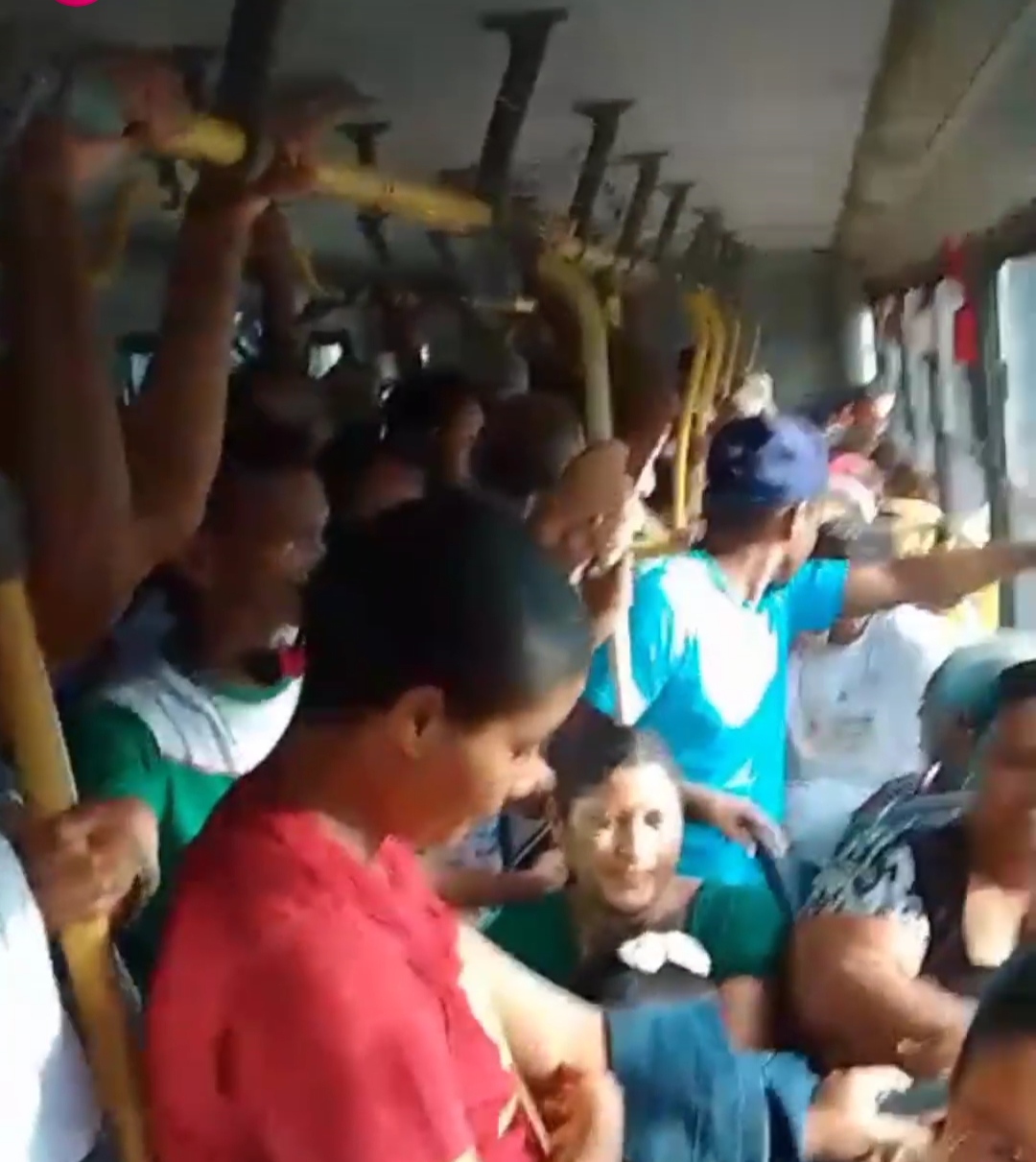 Passageiros registram superlotação em ônibus de transporte coletivo de Ilhéus, sul da Bahia