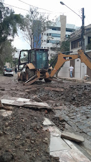 Operários da EMASA recuperam depois de 14 horas a rede que rompeu no Jardim Vitória