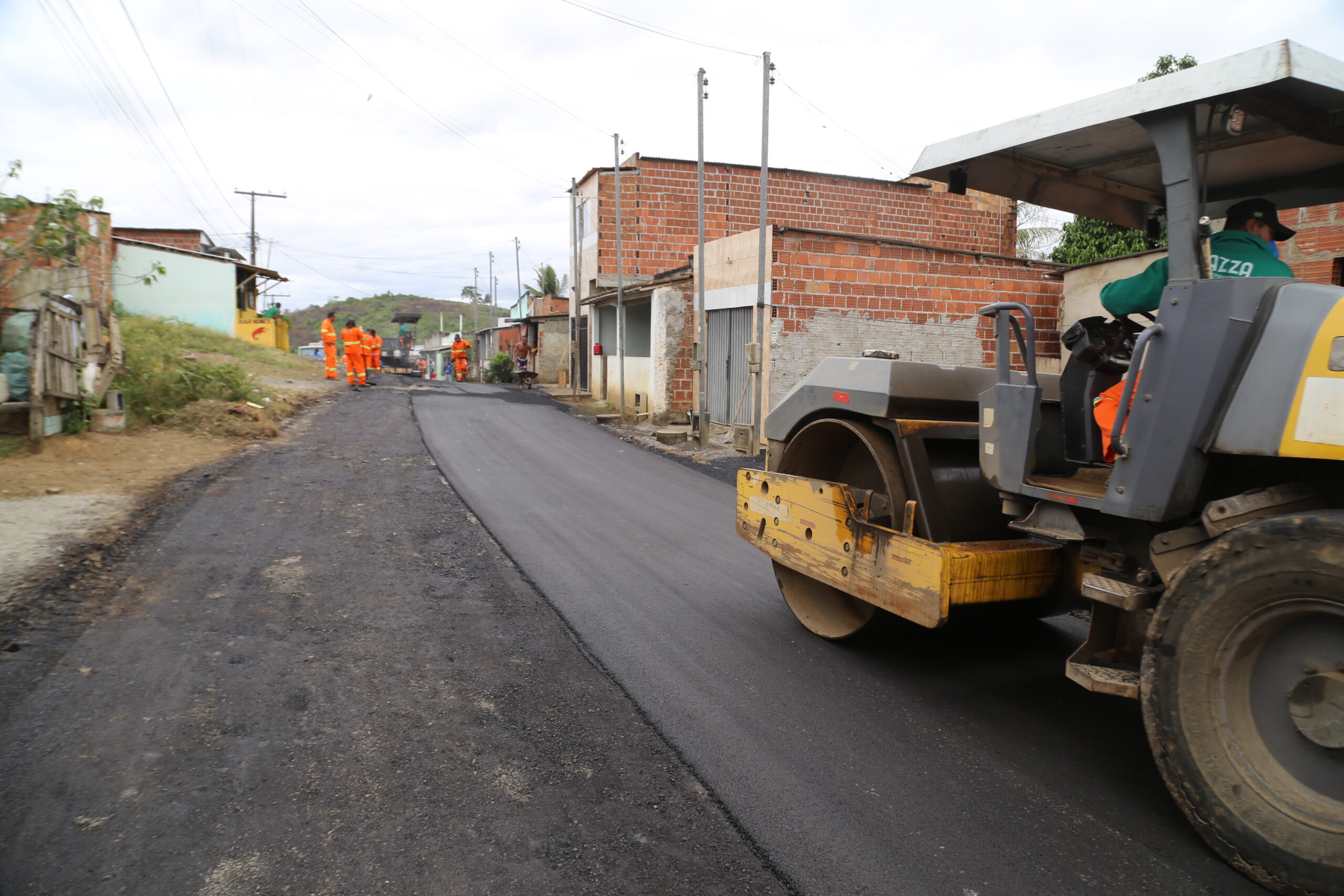 Prefeitura avança na pavimentação de ruas e avenidas em bairros da zona oeste de Itabuna