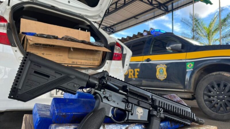 PRF apreende fuzil, pistola, munições de grosso calibre e drogas dentro de carro roubado