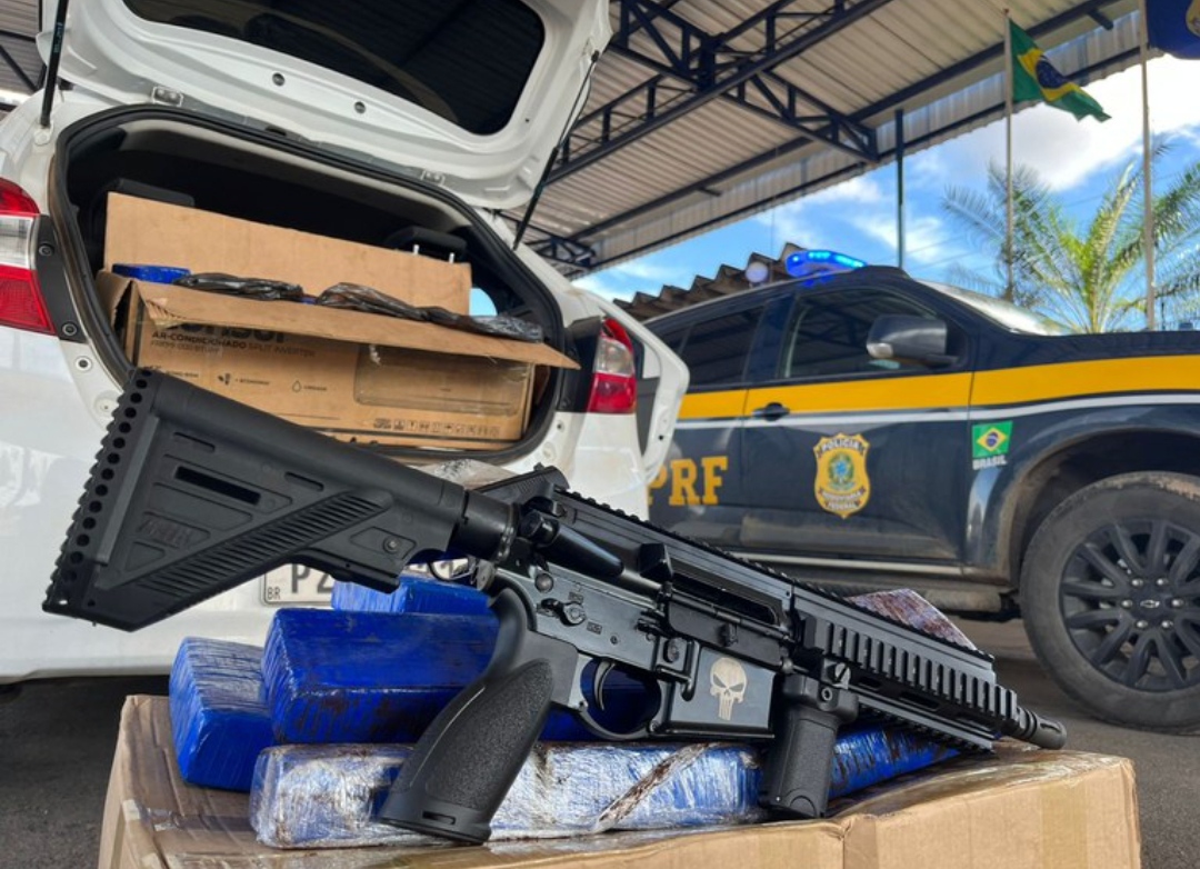 PRF apreende fuzil, pistola, munições de grosso calibre e drogas dentro de carro roubado
