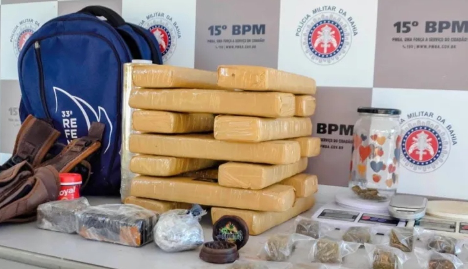 15º BATALHÃO DA PM APREENDE 16 QUILOS DE DROGAS EM ITABUNA