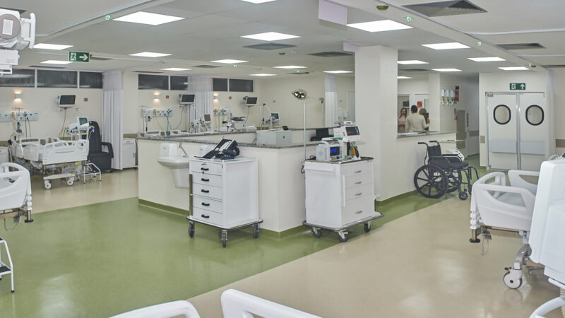 Prefeito Augusto Castro e a secretária estadual de Saúde, Roberta Santana entregam a 1ª etapa do novo Hospital de Base