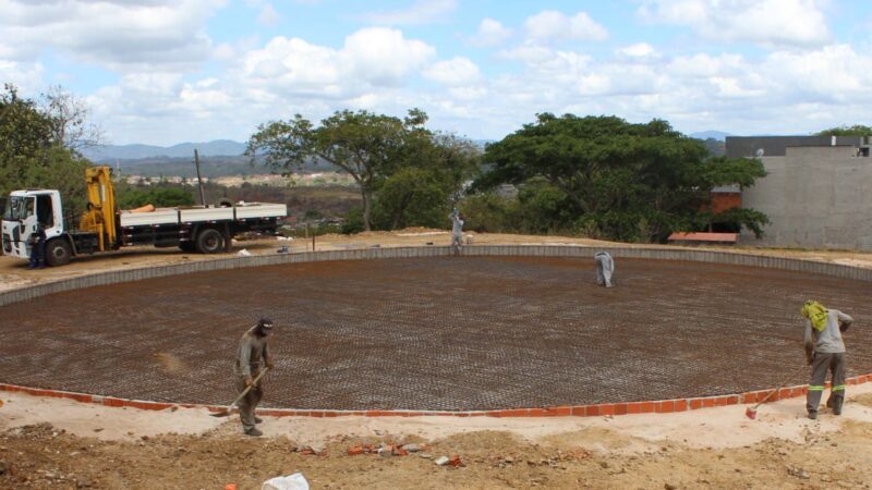 EMASA executa a concretagem da base de um dos reservatórios do Projeto Mais Água