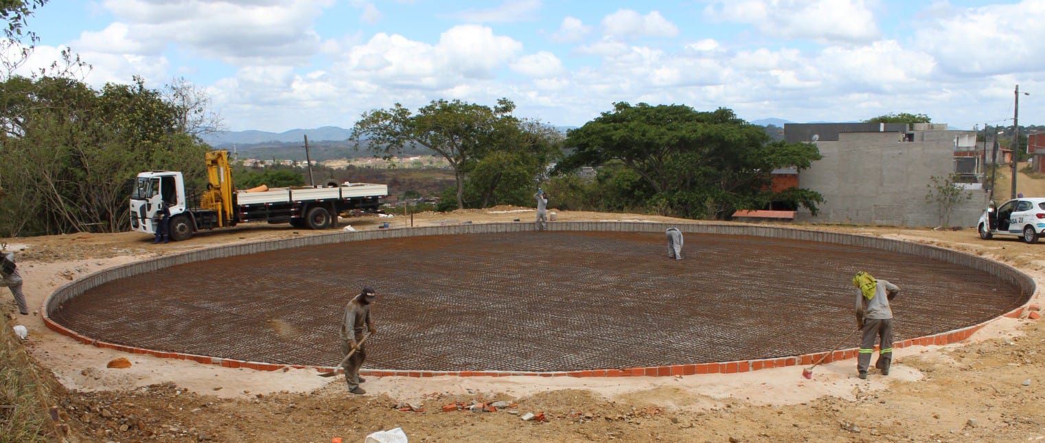 EMASA executa a concretagem da base de um dos reservatórios do Projeto Mais Água