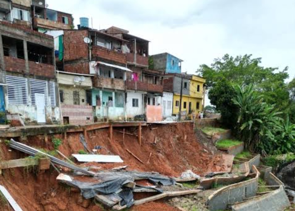 Defesa Civil mantém alerta de chuvas e orienta moradores a deixarem casas em áreas de risco
