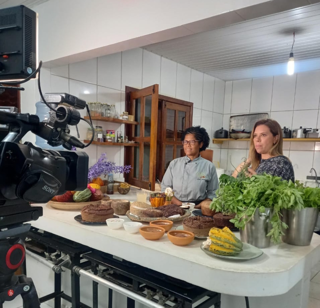 Chef Cris Rosa e alunos da Oficina de Gastronomia no Globo Repórter