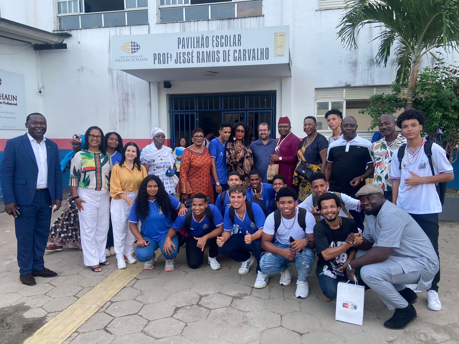 Comitiva da República de Camarões visita fábrica-escola do CEEP do Chocolate em Ilhéus