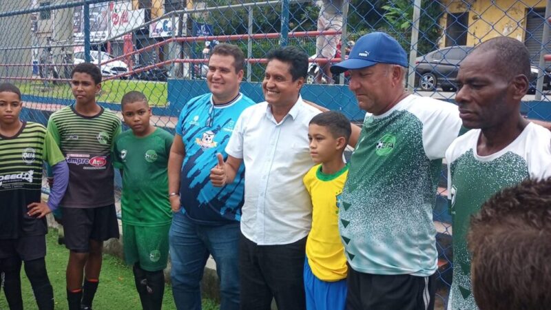 Atletas mirins das escolinhas de futebol de Itabuna ganham uniformes oficiais da Seleção Brasileira