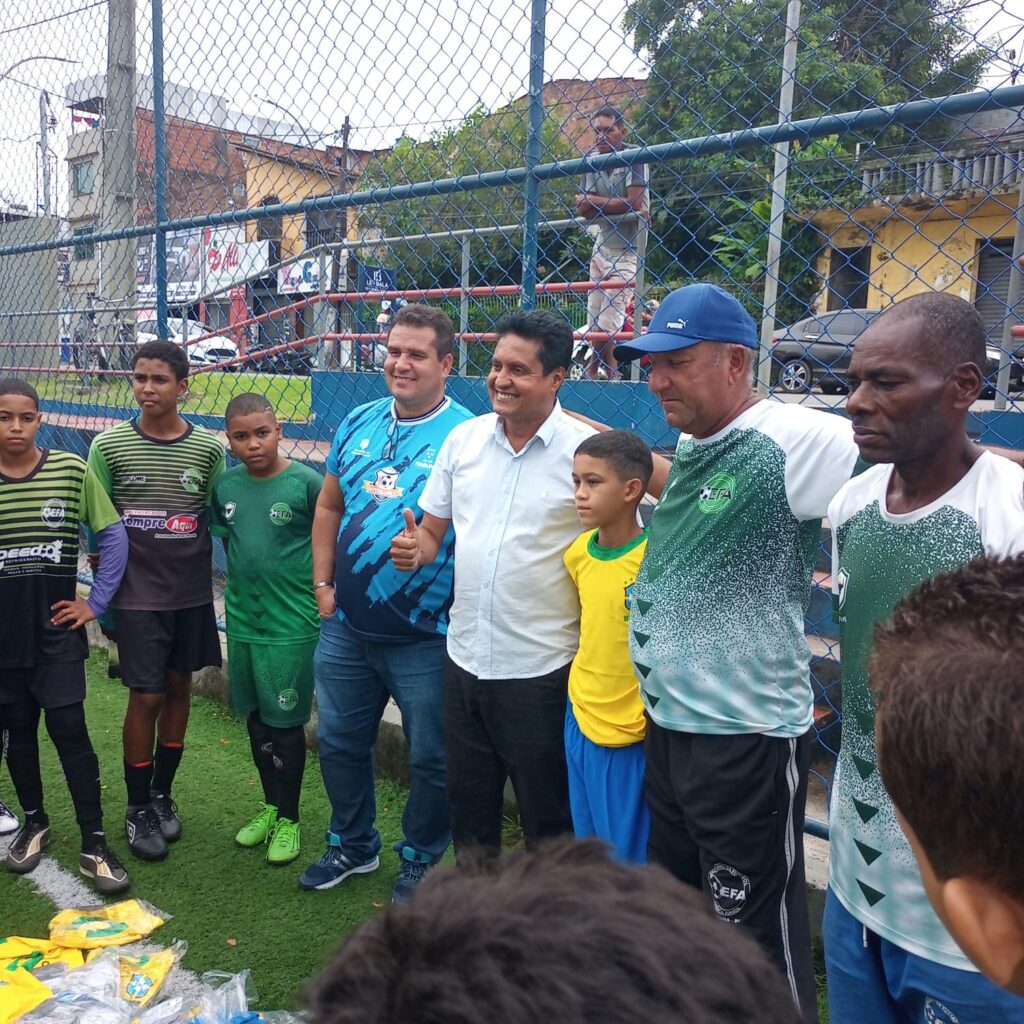 Atletas mirins das escolinhas de futebol de Itabuna ganham uniformes oficiais da Seleção Brasileira